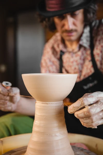 Potter mestre criando nova tigela de cerâmica — Fotografia de Stock