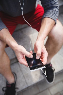 Tanınmayan erkek atlet ile smartphone