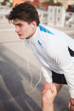 Kentsel koşudan sonra dinlenen atlet