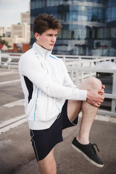 Atleta calentando y estirando antes de correr — Foto de Stock