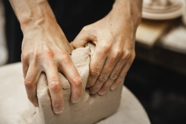 Tanınmayan potter usta kil hazırlanıyor