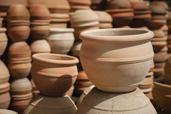 Enormes ollas de cerámica tostada sin almacenamiento de esmalte —  Fotos de Stock