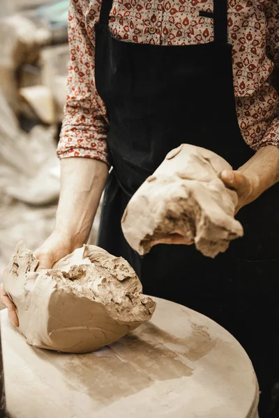 Maestro alfarero irreconocible preparando la arcilla — Foto de Stock