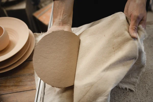 Potter mestre cortando a argila — Fotografia de Stock