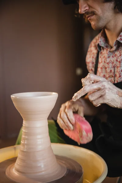 Master potter nie do poznania, tworzenie nowych miski ceramiczne — Zdjęcie stockowe