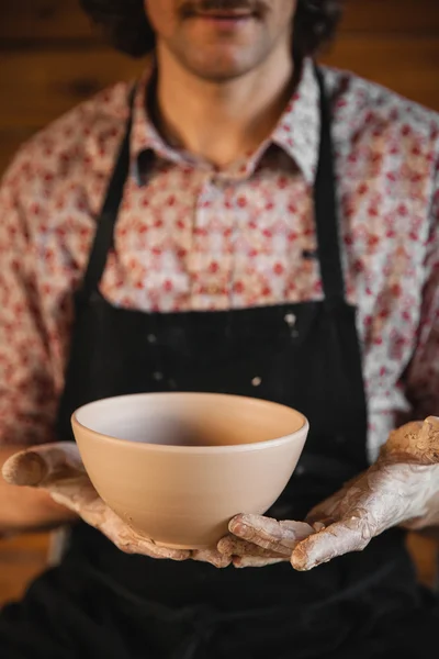 Master potter nie do poznania, tworzenie nowych miski ceramiczne — Zdjęcie stockowe