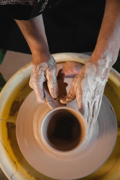 Master potter nie do poznania, tworzenie nowych miski ceramiczne — Zdjęcie stockowe