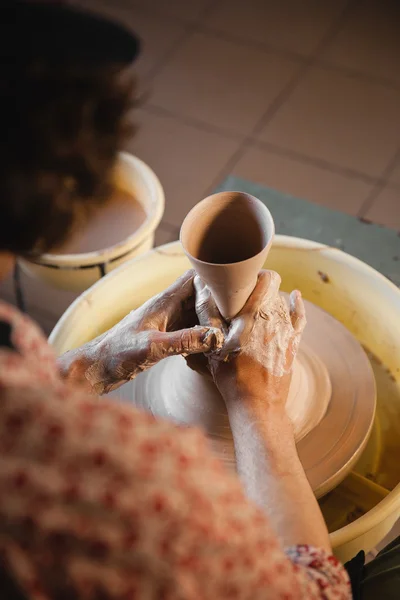 Master potter nie do poznania, tworzenie nowych miski ceramiczne — Zdjęcie stockowe