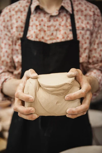 Tanınmayan potter usta kil hazırlanıyor — Stok fotoğraf