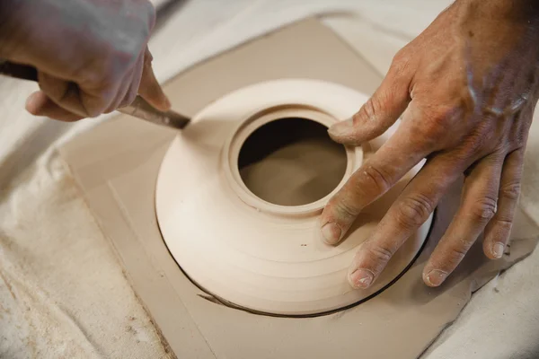 Ceramista che taglia l'argilla — Foto Stock
