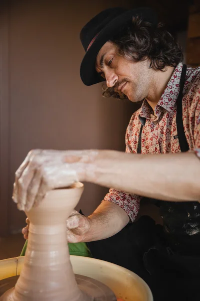 Master Potter, tworzenie nowych dzbanek ceramiczny — Zdjęcie stockowe