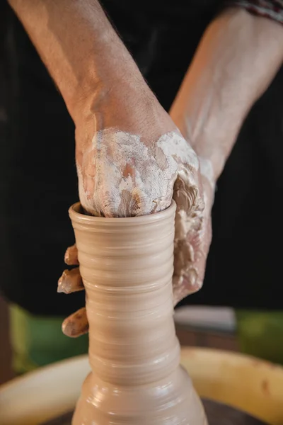 Potter mestre criando novo jarro de cerâmica — Fotografia de Stock