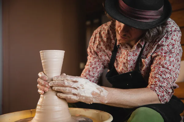 Potter mestre criando novo jarro de cerâmica — Fotografia de Stock