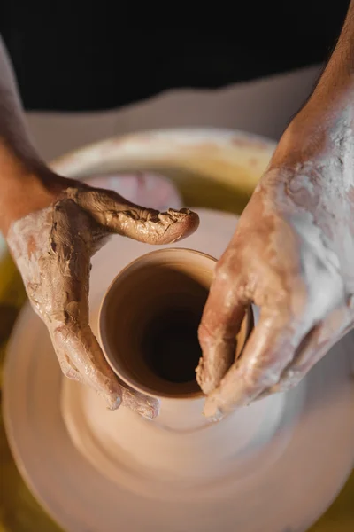 Maestro de alfarero irreconocible creando un nuevo cuenco de cerámica —  Fotos de Stock