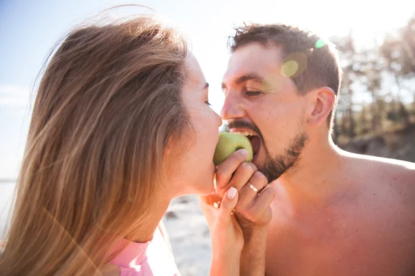 Young couple on the beach — Stock Photo, Image