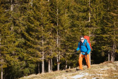Kış dağlarında yürüyüş yapan