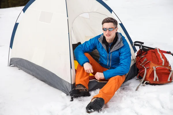 Hiker in tent on mountainside. — Stock Photo, Image