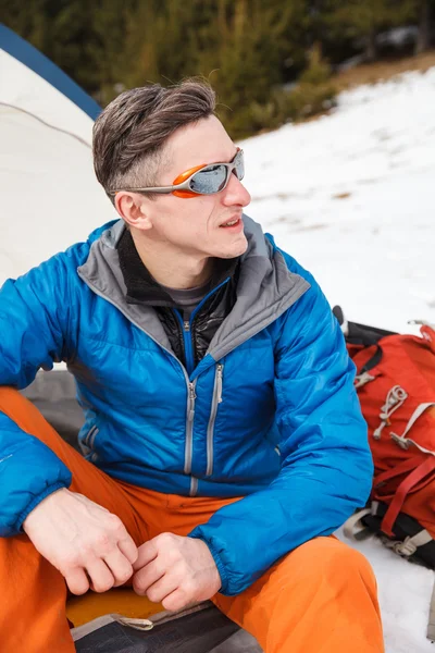 Wanderer im Zelt am Berghang. — Stockfoto