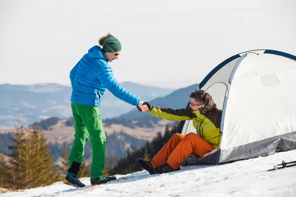 Dos excursionistas en las montañas de invierno en tienda — Foto de Stock