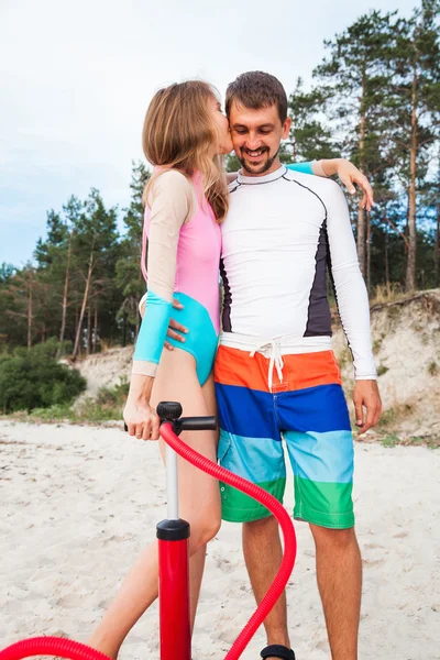 Молодая пара целуется на пляже — стоковое фото