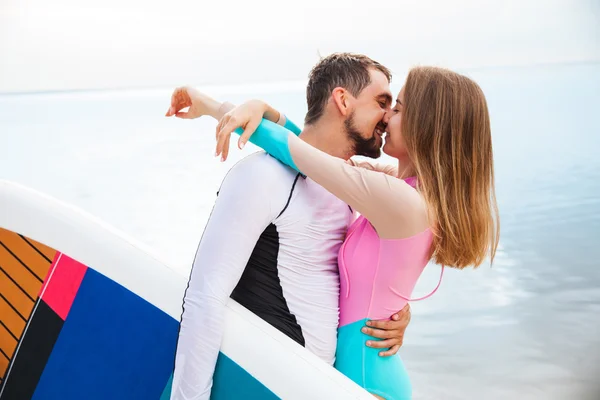 Молодая пара целуется на пляже — стоковое фото