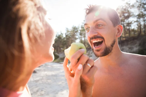 Pareja joven en la playa — Foto de Stock