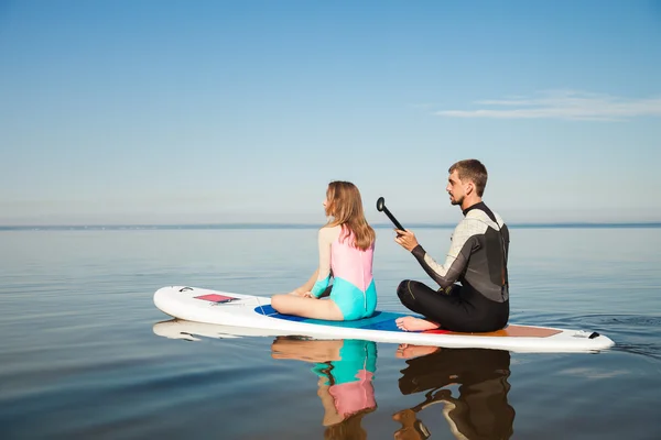 Frau macht Yoga Pranayam auf Sup Board mit Paddel — Stockfoto