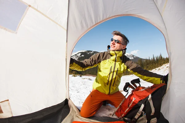 Wanderer in den Winterbergen. — Stockfoto