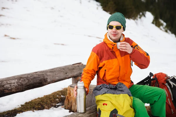 Wanderer in den Winterbergen trinken Tee — Stockfoto