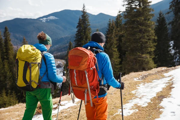 Deux randonneurs dans les montagnes d'hiver — Photo