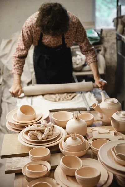 Maestro ceramista irriconoscibile arrotolare l'argilla — Foto Stock
