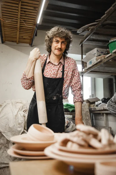 Master Potter toczenia się gliny — Zdjęcie stockowe