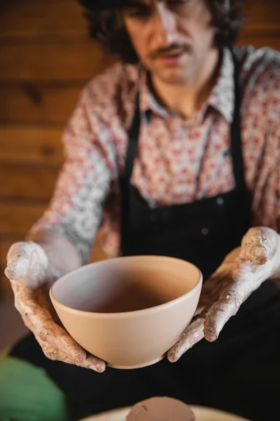 Potter mestre criando novo jarro de cerâmica — Fotografia de Stock