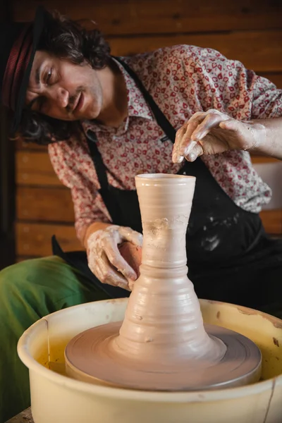 Potter mestre criando novo pote de cerâmica — Fotografia de Stock