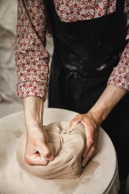 Tanınmayan potter usta kil ezme