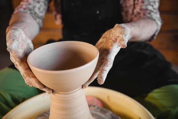 Potter master crea una nuova brocca di ceramica — Foto Stock