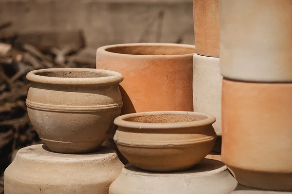 Riesige geröstete Keramiktöpfe ohne Glasurenlagerung — Stockfoto
