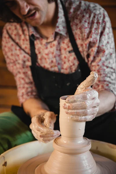 Potter maestro creando nueva olla de cerámica —  Fotos de Stock