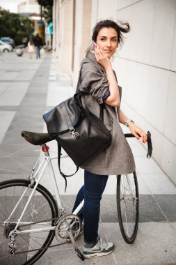 neşeli orta yaşlı kadın binicilik bisiklet şehir