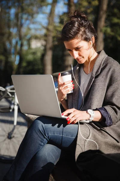 Femme d'âge moyen avec ordinateur portable et café dans la ville — Photo