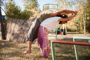 Avatar Yoga Festivali'nde germe yapıyor iki karizmatik adam