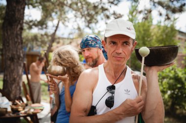 Adam Avatar Yoga Festivali'nde Tibet şarkı kase çalış