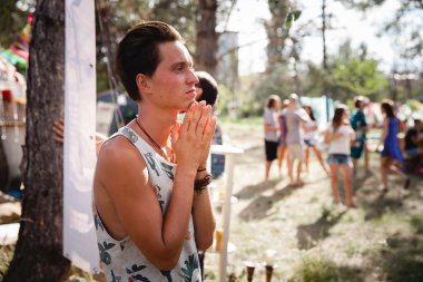 Avatar Yoga Festivali sırasında açık qigong nefes uygulama