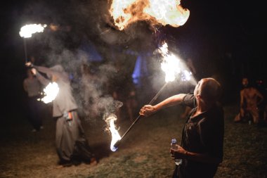 Avatar Yoga Festivali'nde ateş gösterisi yapan erkekler