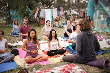 İnsanlar Avatar Yoga Festivali sırasında açık hava uygulamaları meditasyon