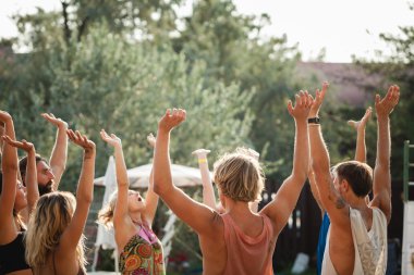 Avatar Yoga Festivali sırasında mutluluk Sabah manevi dans