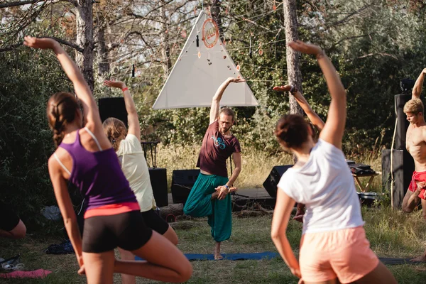 Práctica al aire libre durante el Festival de Yoga Avatar — Foto de Stock