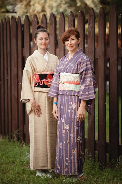 Dos mujeres vestidas con kimono japonés en el Avatar Yoga Festival —  Fotos de Stock