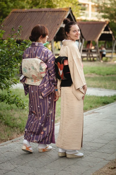 Dos mujeres vestidas con kimono japonés en el Avatar Yoga Festival —  Fotos de Stock