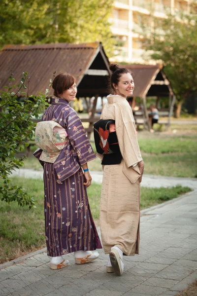 Dos mujeres vestidas con kimono japonés en el Avatar Yoga Festival —  Fotos de Stock